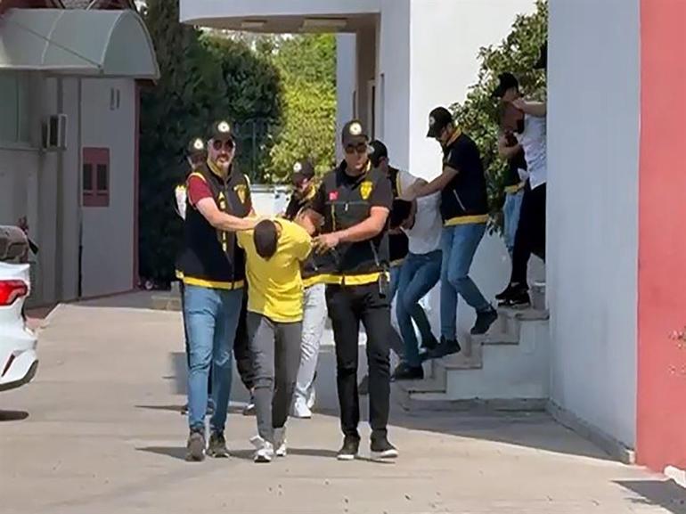 Çaldıkları altınları bozdurup, paraları odaya dökerek birbirini kutlamışlar