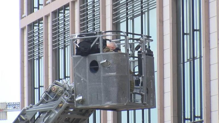 Küçükçekmecede 5 katlı binada yangın; bir kişi hayatını kaybetti