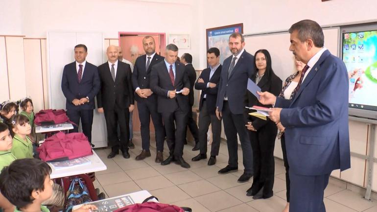 Milli Eğitim Bakanı Tekin, mektupla kendisini okullarına davet eden öğrencileri ziyaret etti