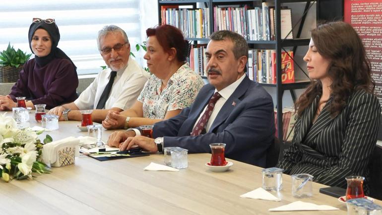 Milli Eğitim Bakanı Tekin, mektupla kendisini okullarına davet eden öğrencileri ziyaret etti