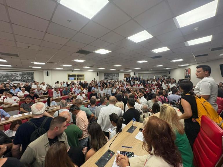 Aydın Büyükşehir Belediye Meclisi toplantısında gerginlik; salona polis girdi