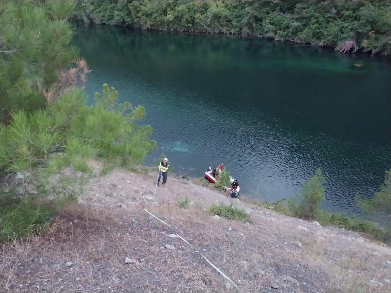 Kızılırmaka uçan otomobildeki anne- oğul öldü, baba kurtarıldı