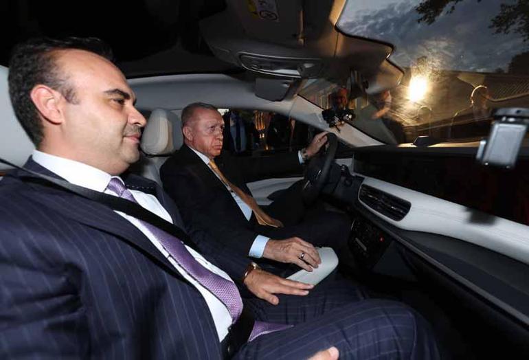 Cumhurbaşkanı Erdoğana TOGGun yeni modeli T10F teslim edildi