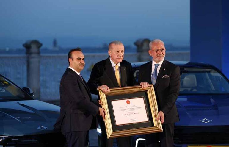 Cumhurbaşkanı Erdoğana TOGGun yeni modeli T10F teslim edildi