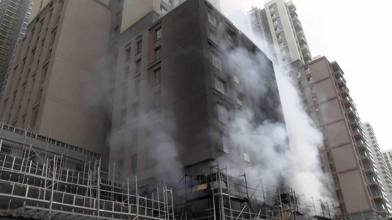 Kadıköyde inşaat halindeki 20 katlı rezidansta çıkan yangın söndürüldü