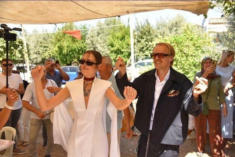 Alman damat, düğünde Türk geleneklerine göre gelini at üzerinde aldı