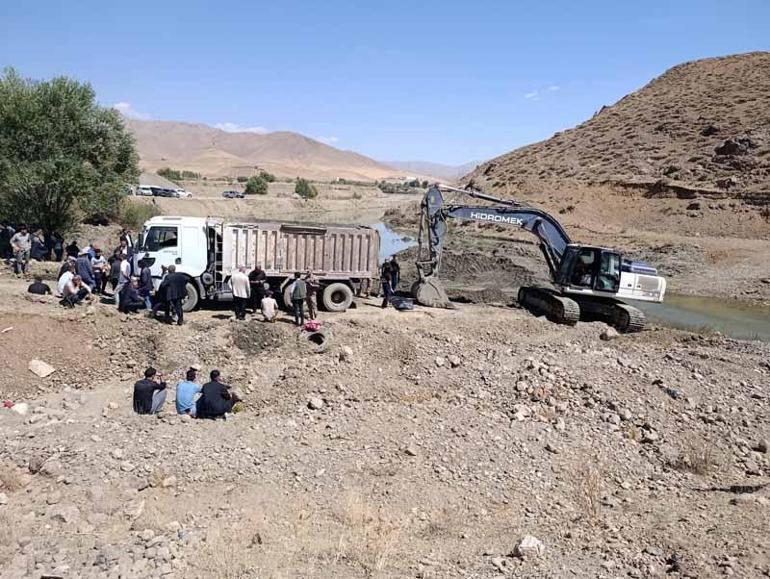 İş makinesinin kovasına bakım yaparken kamyon çarpan operatör öldü