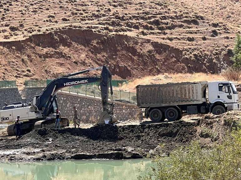 İş makinesinin kovasına bakım yaparken kamyon çarpan operatör öldü
