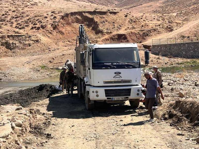 İş makinesinin kovasına bakım yaparken kamyon çarpan operatör öldü