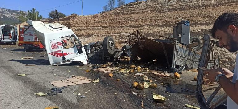 Yolcu otobüsü ile kavun yüklü kamyon çarpıştı; 3 ölü, 7 yaralı