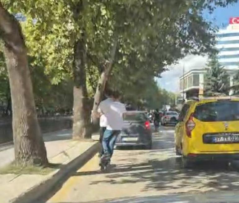 Çocukların skuter ile tehlikeli yolculuğu kamerada