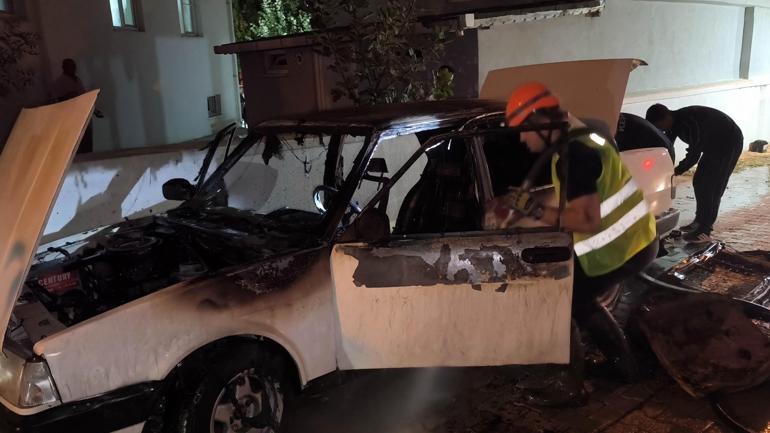 Park halindeki otomobil, kontağı çalıştırılınca alev aldı