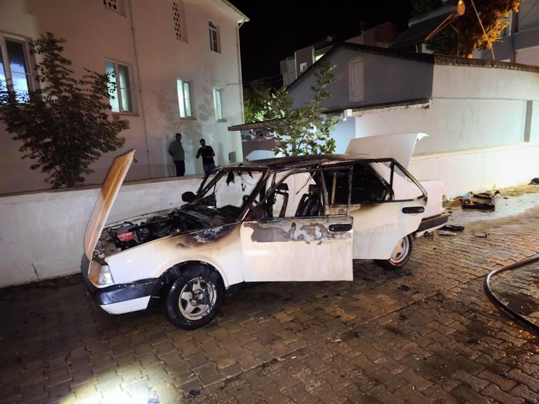 Park halindeki otomobil, kontağı çalıştırılınca alev aldı