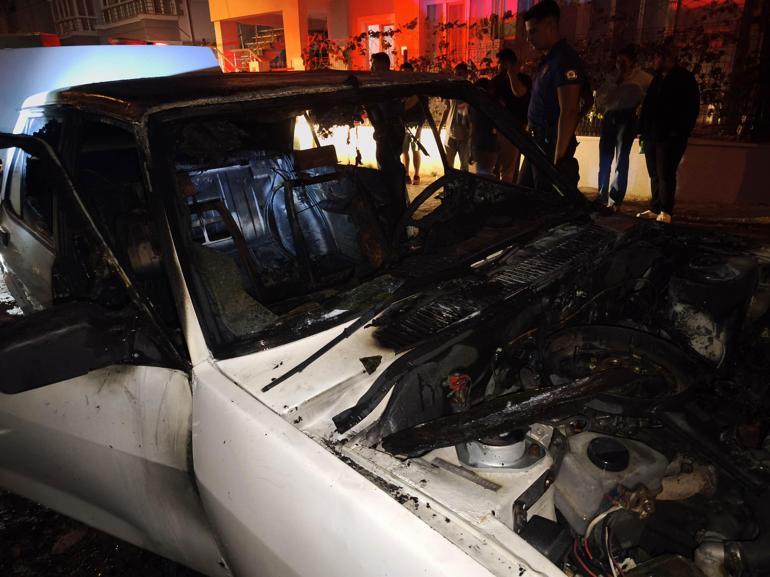 Park halindeki otomobil, kontağı çalıştırılınca alev aldı