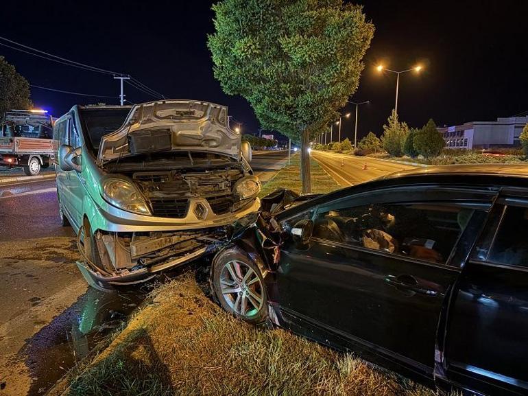 Sivas’ta minibüs ile otomobil çarpıştı; 3’ü futbolcu 5 kişi yaralandı