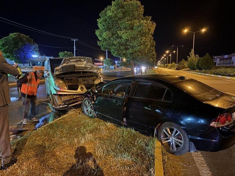 Sivas’ta minibüs ile otomobil çarpıştı; 3’ü futbolcu 5 kişi yaralandı