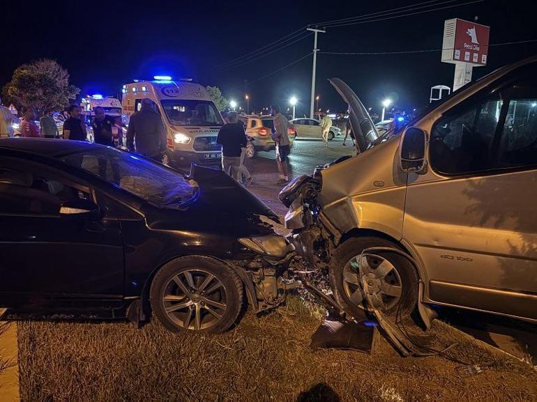 Sivas’ta minibüs ile otomobil çarpıştı; 3’ü futbolcu 5 kişi yaralandı