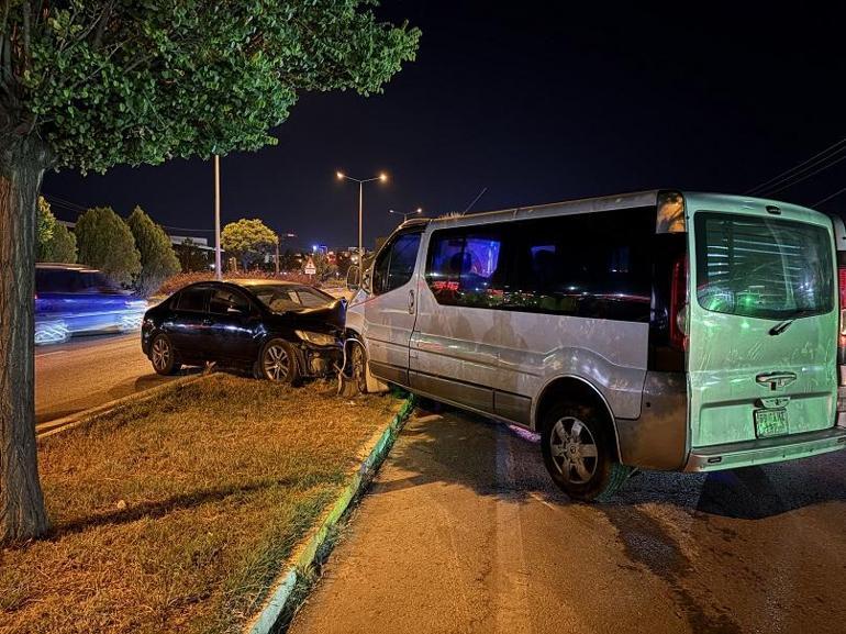 Sivas’ta minibüs ile otomobil çarpıştı; 3’ü futbolcu 5 kişi yaralandı