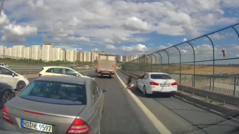 Avcılarda viyadükteki kediyi kurtarmaya çalışan kadına otomobil çarptı; o anlar kamerada