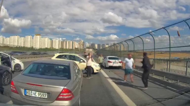 Avcılarda viyadükteki kediyi kurtarmaya çalışan kadına otomobil çarptı; o anlar kamerada