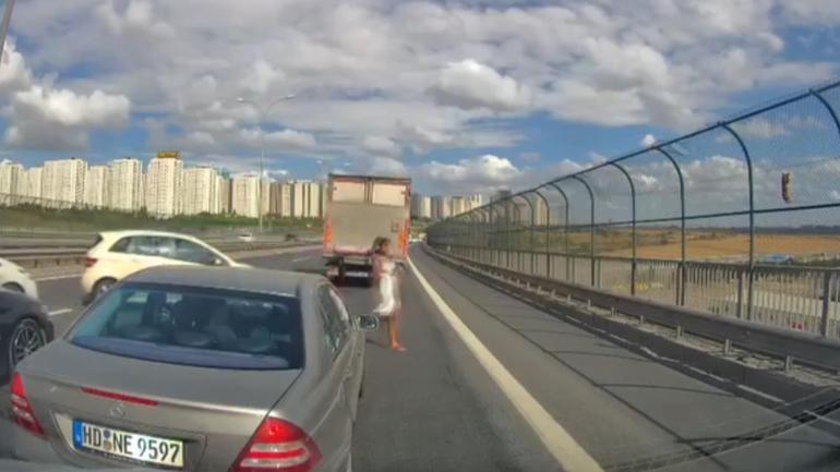 Avcılarda viyadükteki kediyi kurtarmaya çalışan kadına otomobil çarptı; o anlar kamerada