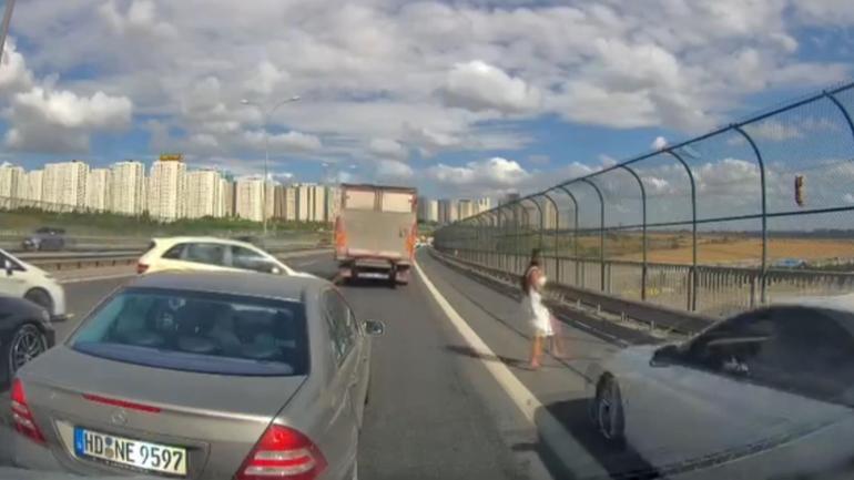 Avcılarda viyadükteki kediyi kurtarmaya çalışan kadına otomobil çarptı; o anlar kamerada