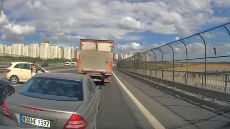 Avcılarda viyadükteki kediyi kurtarmaya çalışan kadına otomobil çarptı; o anlar kamerada