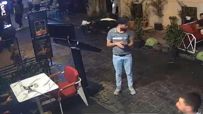 Taksim’de kapısının önüne park edilen motosiklete önce çorba döktü sonra tekme attı