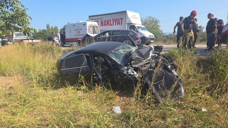 Bursa’da iki otomobil kafa kafaya çarpıştı: 4 yaralı