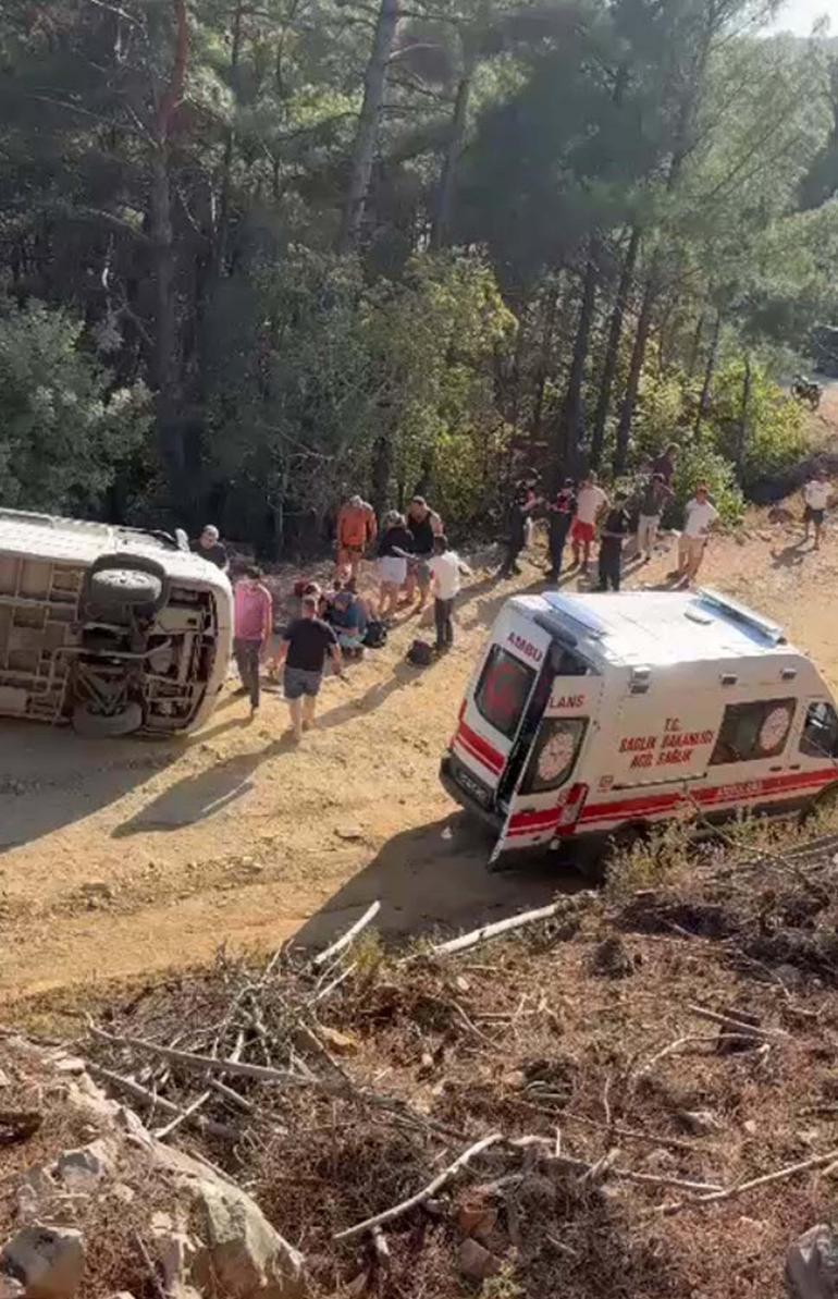 Balıkesirde tur minibüsü şarampole devrildi: 13 yaralı