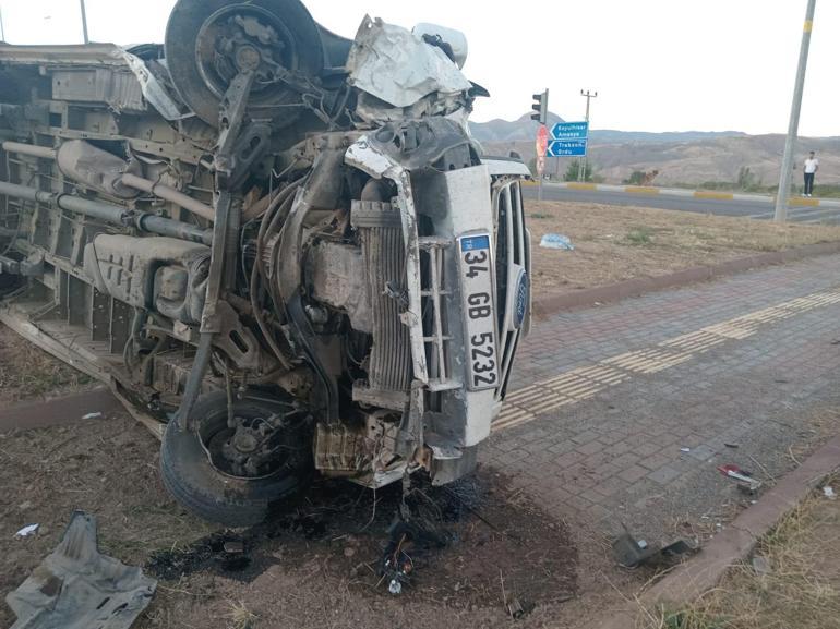 Tarım işçilerini taşıyan minibüs, otomobille çarpıştıktan sonra devrildi: 20 yaralı
