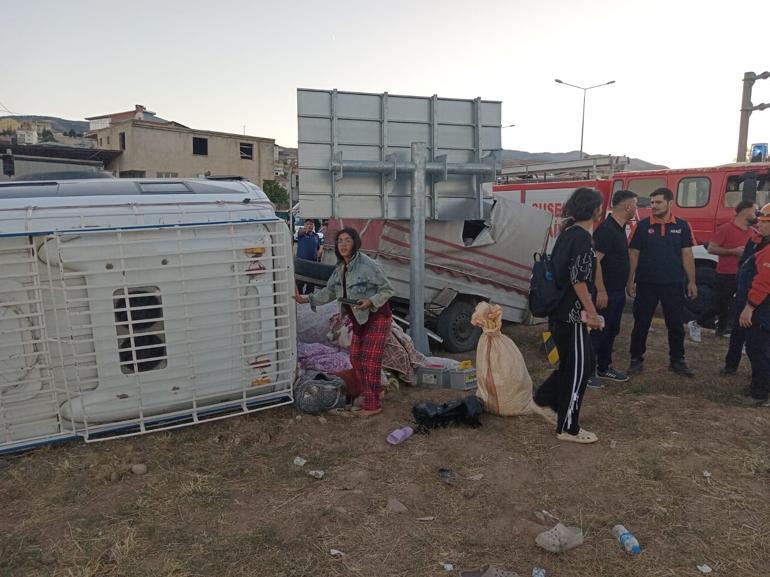 Tarım işçilerini taşıyan minibüs, otomobille çarpıştıktan sonra devrildi: 20 yaralı