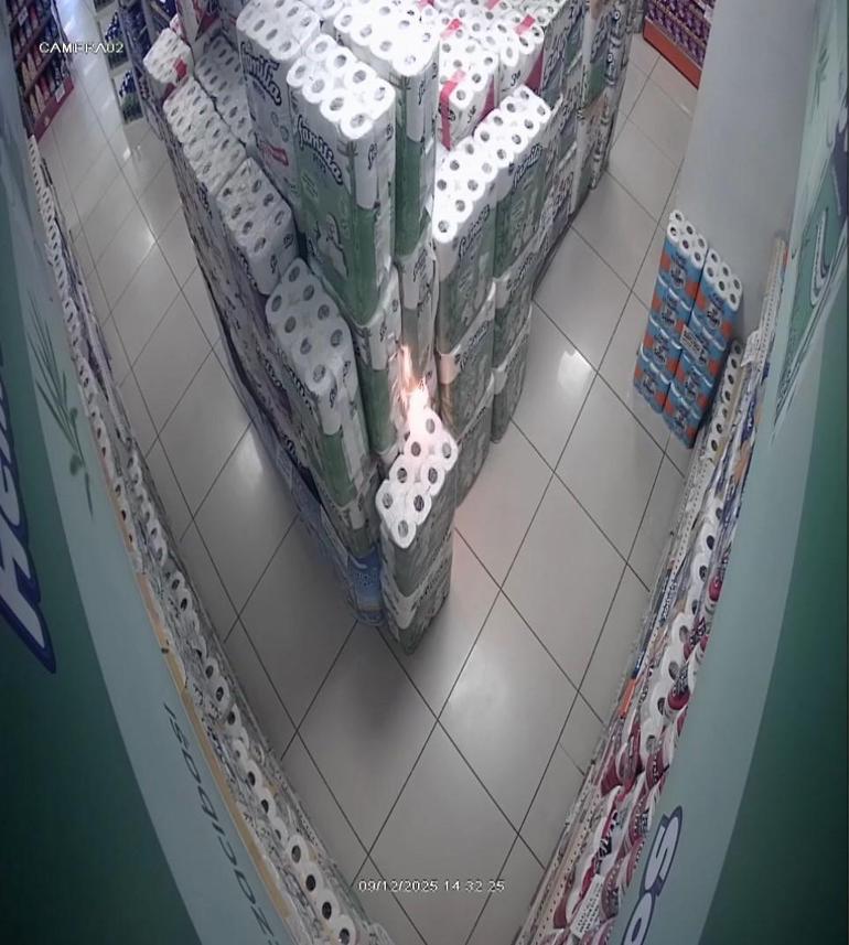 Markete giren çocuk, kağıt havluları tutuşturdu; o anlar kamerada