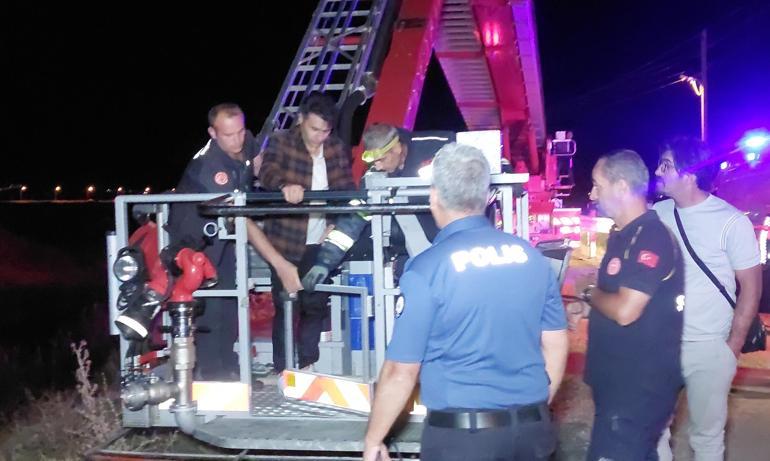 Hafif ticari araçla Karasu Nehri’ne düşen sürücü kurtarılmayı bekledi