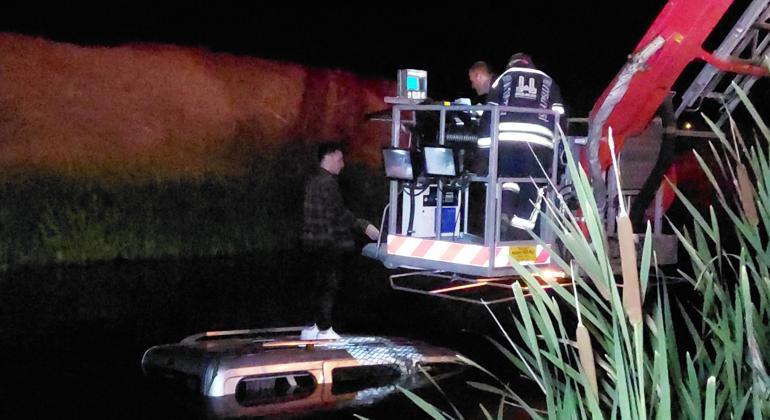 Hafif ticari araçla Karasu Nehri’ne düşen sürücü kurtarılmayı bekledi