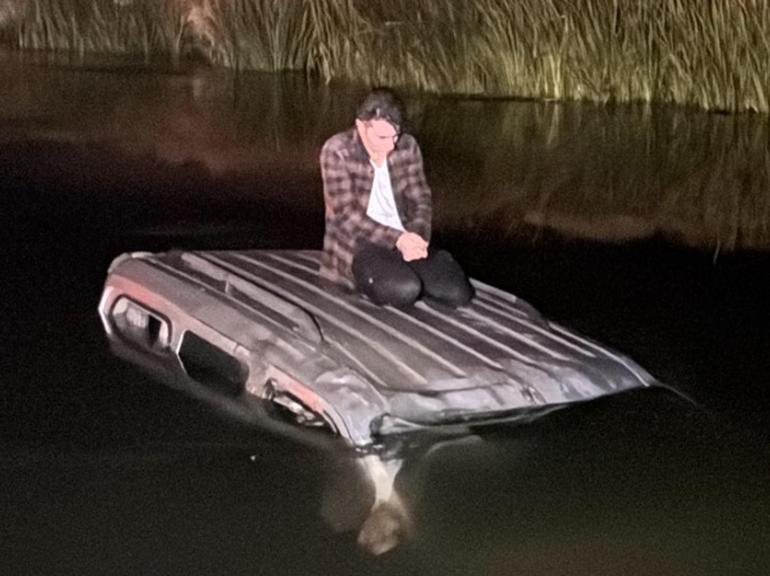 Hafif ticari araçla Karasu Nehri’ne düşen sürücü kurtarılmayı bekledi