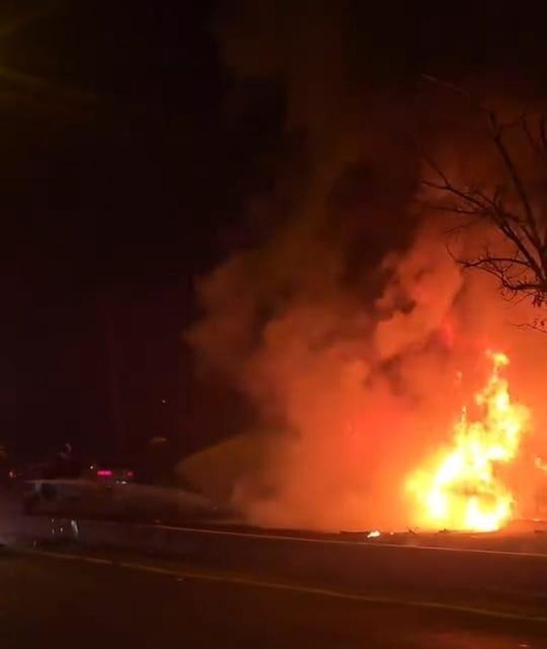 Diyarbakır’da otomobil kaldırıma çarpıp yandı: 1’i ağır, 3 yaralı