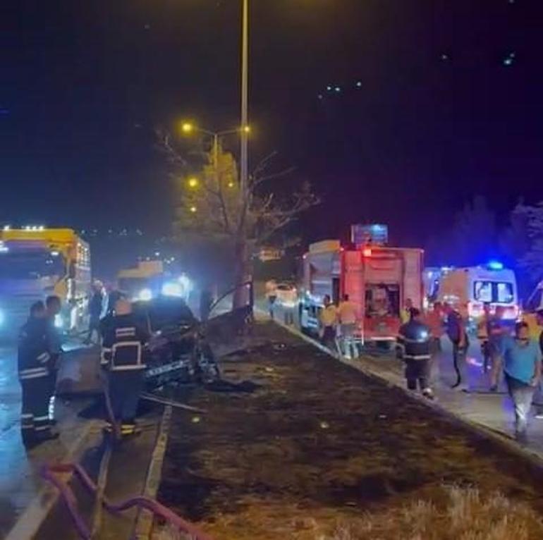 Diyarbakır’da otomobil kaldırıma çarpıp yandı: 1’i ağır, 3 yaralı