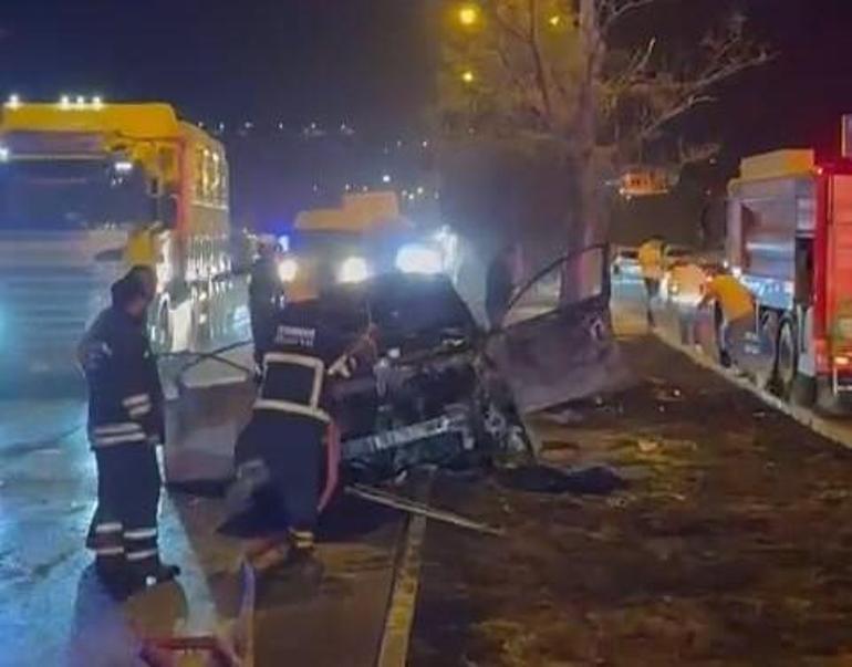 Diyarbakır’da otomobil kaldırıma çarpıp yandı: 1’i ağır, 3 yaralı