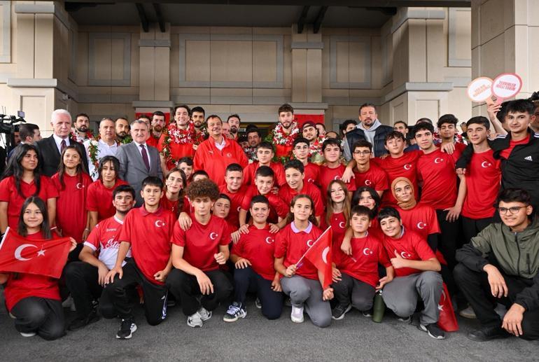 Avrupa ikincisi 12 Dev Adam, yurda döndü