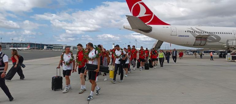 Avrupa ikincisi 12 Dev Adam, yurda döndü