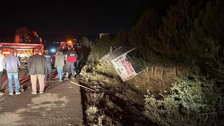 Afyonkarahisarda yolcu midibüsü devrildi: 12 yaralı