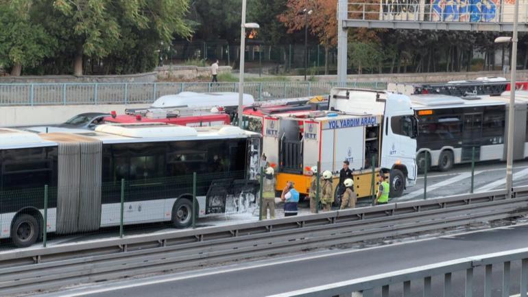 Zeytinburnunda yanan metrobüs söndürüldü; trafik yoğunluğu oluştu