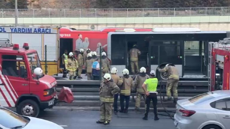 Zeytinburnunda yanan metrobüs söndürüldü; trafik yoğunluğu oluştu