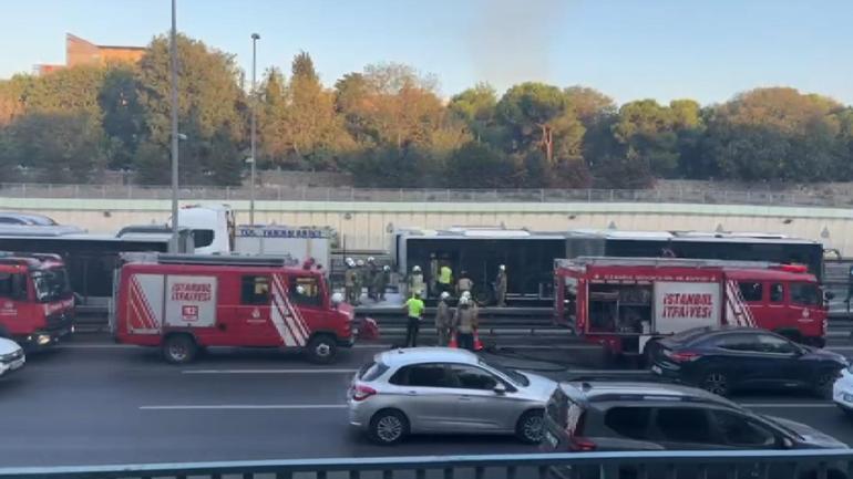 Zeytinburnunda yanan metrobüs söndürüldü; trafik yoğunluğu oluştu