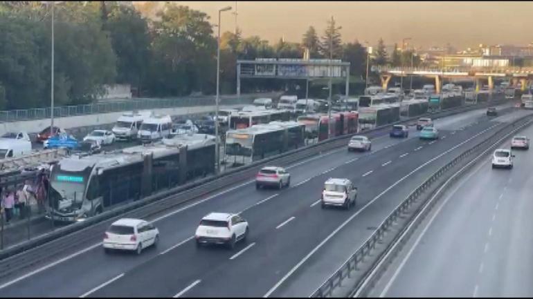 Zeytinburnunda yanan metrobüs söndürüldü; trafik yoğunluğu oluştu