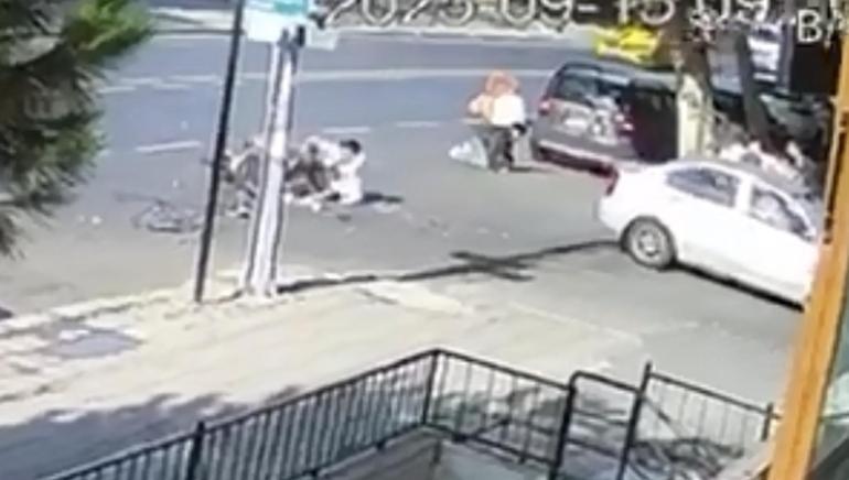 Otomobil ile çarpışan motosiklette 2 kişi yaralandı; kaza kamerada