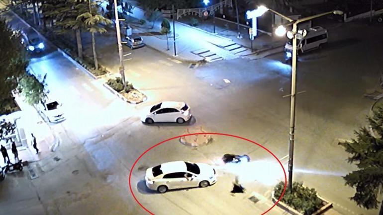 Motosiklete çarpan otomobilin sürücüsünün kaçtığı kaza kamerada