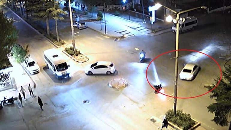 Motosiklete çarpan otomobilin sürücüsünün kaçtığı kaza kamerada