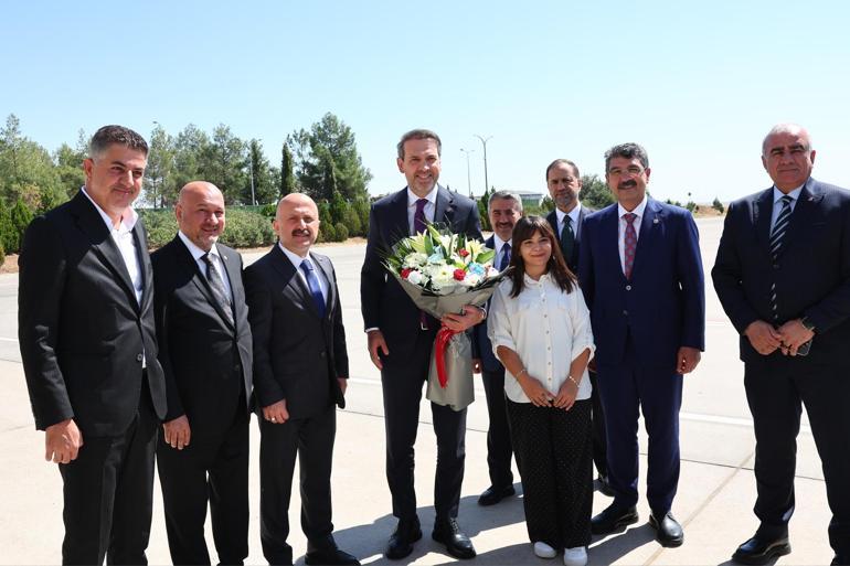 Bakan Bayraktar, Adıyamanda Türkiye Yüzyılı Buluşmaları toplantısına katıldı
